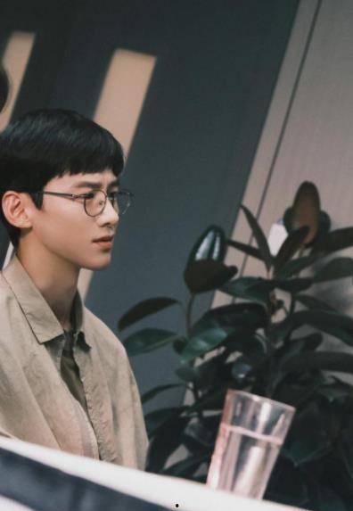 白敬亭怎么当上演员的,从校园剧新星到影视圈实力派演员的成长之路